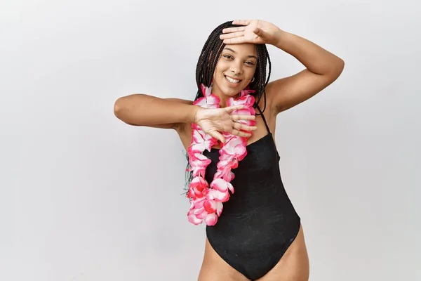 Młoda Afroamerykanka Stroju Kąpielowym Hawajskim Lei Uśmiechnięta Radosna Grająca Boo — Zdjęcie stockowe