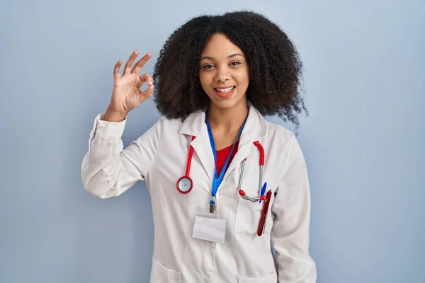 Junge Afrikanisch Amerikanische Frau Arztuniform Und Stethoskop Lächelt Positiv Und — Stockfoto
