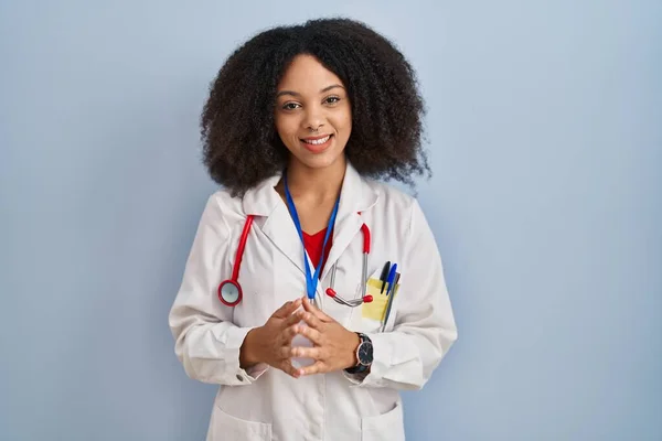 Junge Afrikanisch Amerikanische Frau Trägt Arztuniform Und Stethoskop Hände Zusammen — Stockfoto