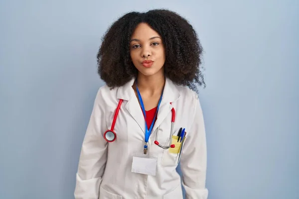 Jeune Femme Afro Américaine Portant Uniforme Médecin Stéthoscope Regardant Caméra — Photo