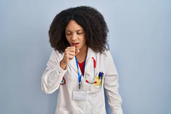 Junge Afrikanisch Amerikanische Frau Arztuniform Und Stethoskop Fühlt Sich Unwohl — Stockfoto