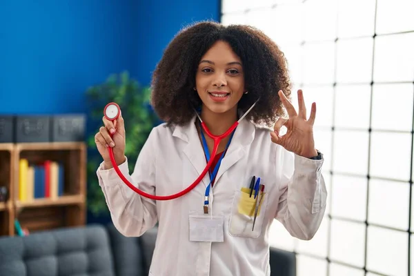 Jeune Femme Médecin Afro Américaine Portant Uniforme Médecin Stéthoscope Faire — Photo