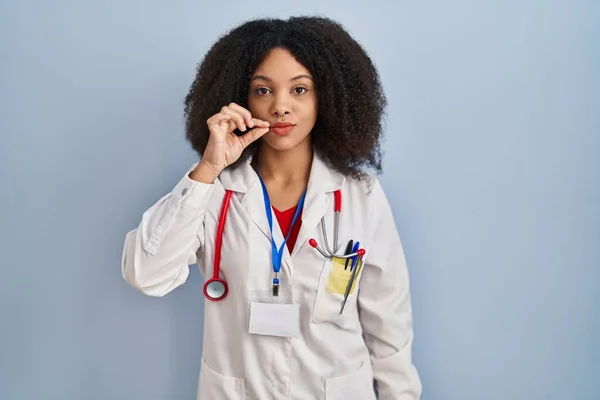 Jeune Femme Afro Américaine Portant Uniforme Médecin Stéthoscope Bouche Lèvres — Photo
