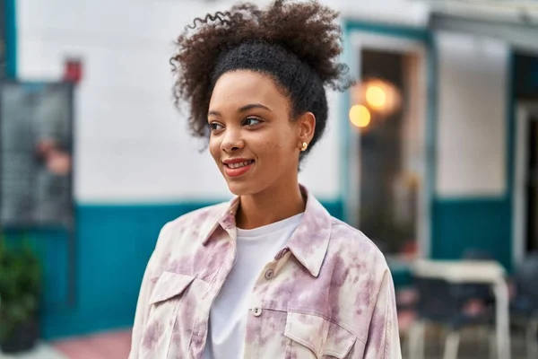 Ung Afrikansk Amerikansk Kvinna Ler Säker Stående Gatan — Stockfoto