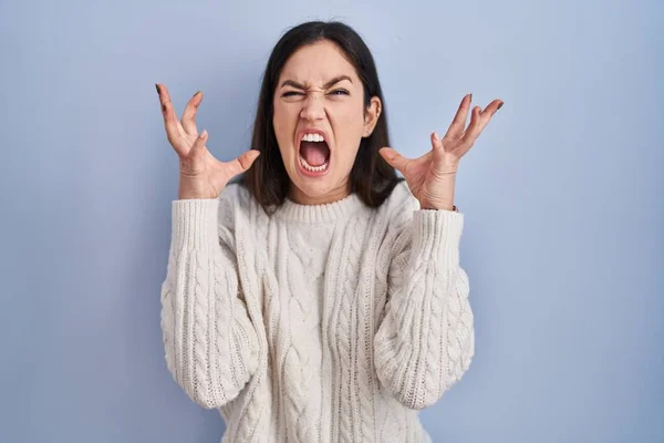 Junge Brünette Frau Vor Blauem Hintergrund Verrückt Und Verrückt Schreiend — Stockfoto