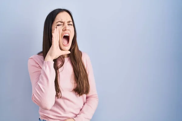 Young Brunette Woman Standing Blue Background Shouting Screaming Loud Side — Photo