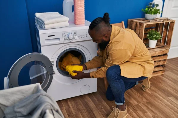 Çamaşır Odasında Çamaşır Yıkayan Afrikalı Amerikalı Genç Bir Adam — Stok fotoğraf
