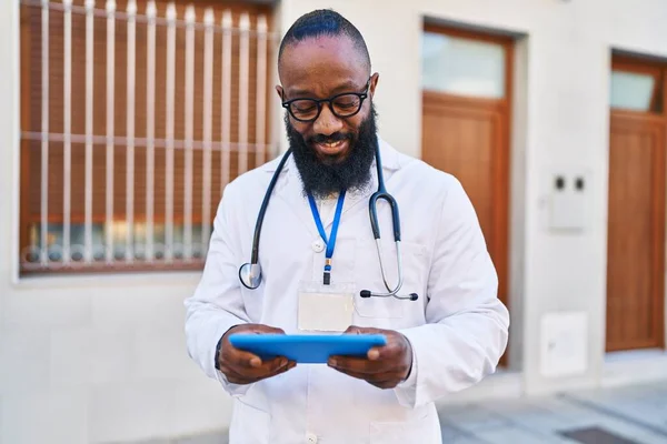 Jovem Afro Americano Vestindo Uniforme Médico Usando Touchpad Hospital — Fotografia de Stock