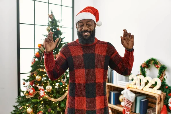 Homem Afro Americano Vestindo Chapéu Papai Noel Junto Árvore Natal — Fotografia de Stock