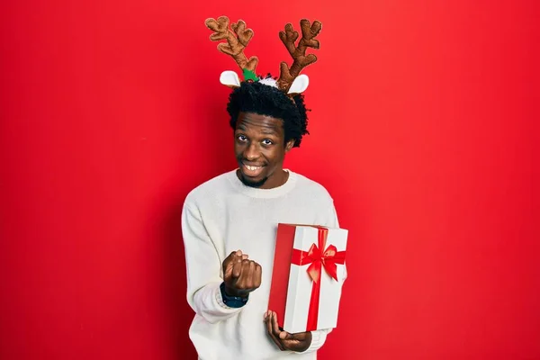 Молодой Африканский Американец Оленьей Рождественской Шляпе Подарком Руках Манит Сюда — стоковое фото