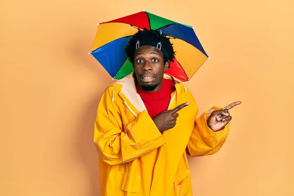 Jovem Afro Americano Vestindo Capa Chuva Amarela Apontando Para Lado — Fotografia de Stock