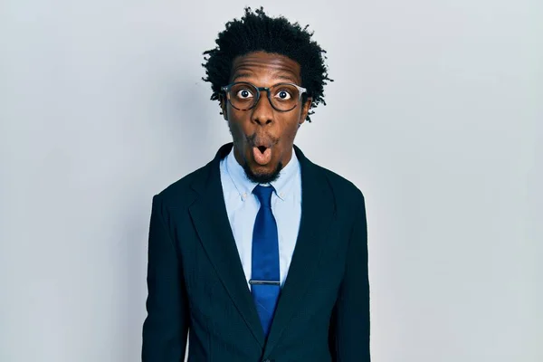Ung Afrikansk Amerikansk Man Bär Kostym Rädd Och Förvånad Med — Stockfoto