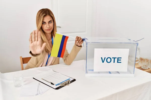 Siyasi Seçim Kampanyasında Sarışın Genç Güzel Bir Kadın Elinde Kolombiya — Stok fotoğraf