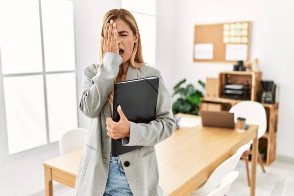 Mulher Negócios Loira Escritório Bocejando Cansado Cobrindo Metade Rosto Olho — Fotografia de Stock