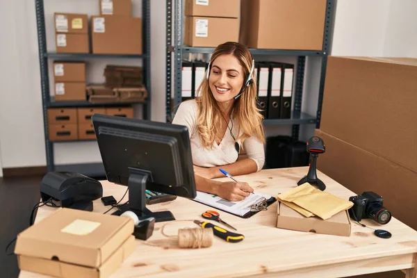 Jonge Blonde Vrouw Commerce Business Call Center Agent Werken Kantoor — Stockfoto