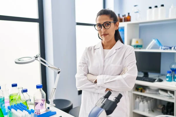 Jovem Hispânica Vestindo Uniforme Cientista Com Braços Cruzados Gesto Laboratório — Fotografia de Stock