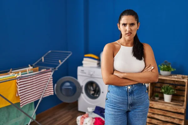 Ung Latinamerikansk Kvinna Tvättstugan Skeptisk Och Nervös Ogillande Uttryck Ansiktet — Stockfoto