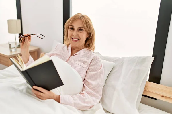 Mujer Rubia Mediana Edad Leyendo Libro Acostado Cama Casa — Foto de Stock