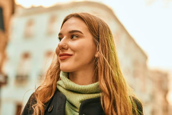 Joven Chica Rubia Sonriendo Feliz Pie Ciudad — Foto de Stock