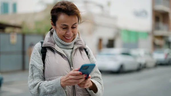 Mulher Hispânica Meia Idade Sorrindo Confiante Usando Smartphone Rua — Fotografia de Stock