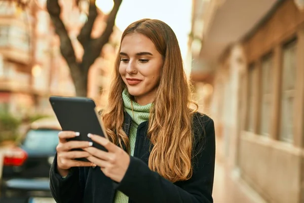 Joven Chica Rubia Sonriendo Feliz Usando Touchpad Ciudad — Foto de Stock