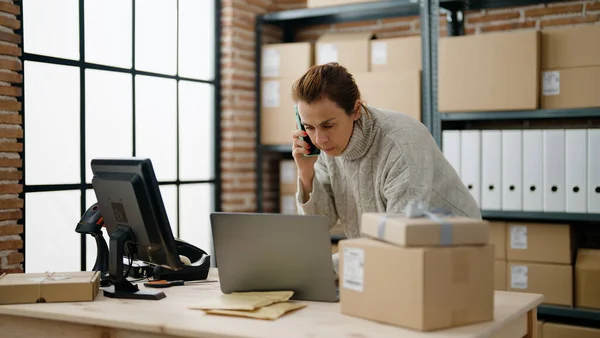 Mujer Hispana Mediana Edad Comercio Electrónico Trabajador Negocios Que Habla — Foto de Stock