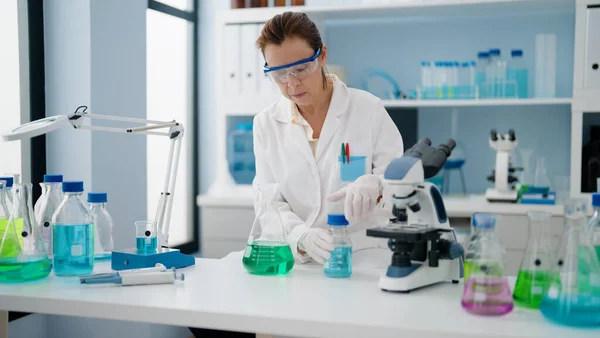 Middle Age Hispanic Woman Wearing Scientist Uniform Pouring Liquid Test — Stock Photo, Image