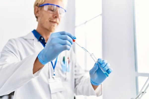 Jovem Caucasiano Vestindo Uniforme Cientista Usando Pipeta Laboratório — Fotografia de Stock