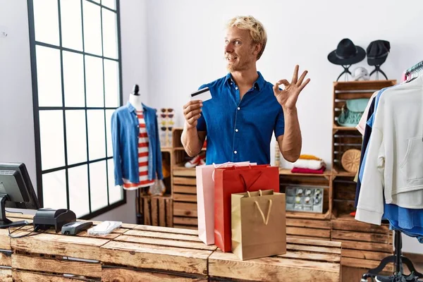 Jovem Loiro Segurando Cartão Crédito Trabalhando Como Gerente Boutique Varejo — Fotografia de Stock