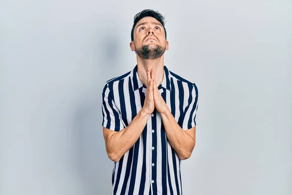 Jonge Latijns Amerikaanse Man Casual Kleding Bedelend Biddend Met Handen — Stockfoto