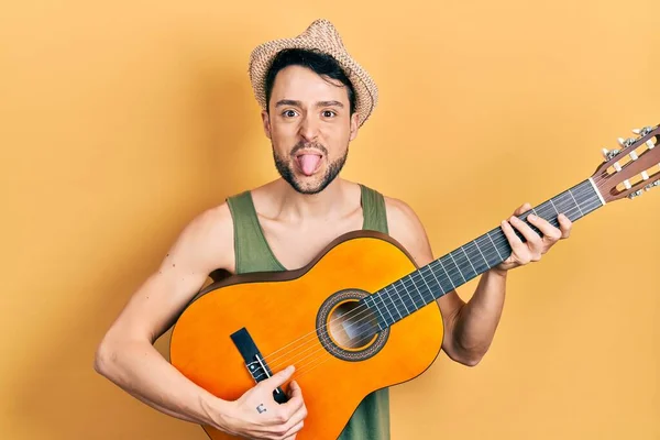 Jeune Homme Hispanique Jouant Guitare Classique Langue Collante Heureux Avec — Photo