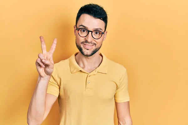 Joven Hombre Hispano Usando Ropa Casual Gafas Mostrando Señalando Con —  Fotos de Stock