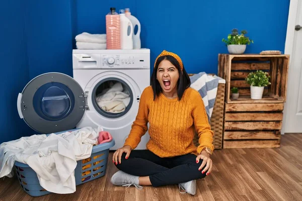 Mujer Hispana Joven Haciendo Colada Enojada Loca Gritando Frustrada Furiosa —  Fotos de Stock