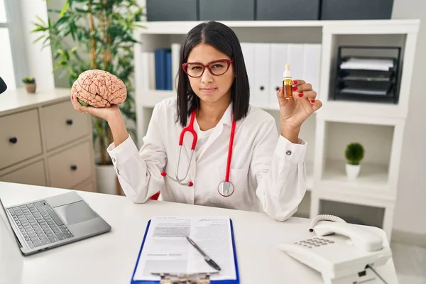 脳とCbd油懐疑的と神経を保持する若いヒスパニック系の医師の女性は 問題のために動揺を眉をひそめて 否定的な人 — ストック写真