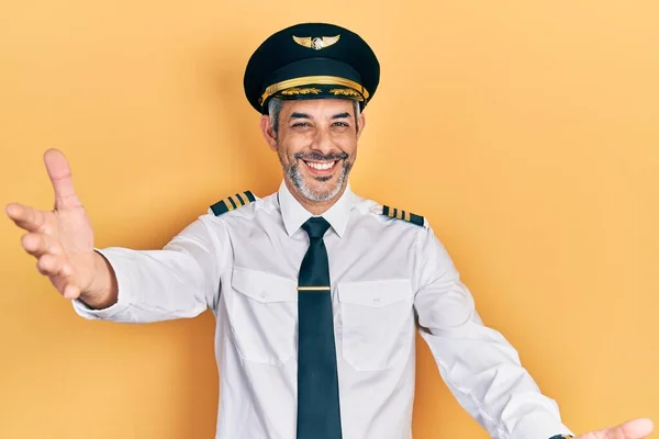 Bell Uomo Mezza Età Con Capelli Grigi Che Indossa Uniforme — Foto Stock