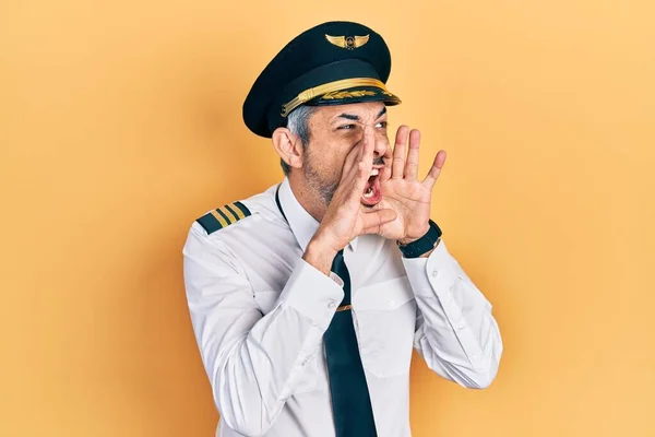 Jóképű Középkorú Férfi Ősz Hajjal Repülőpilóta Egyenruhát Visel Hangosan Kiabál — Stock Fotó