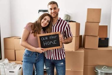 Yeni ev mesajımızla birlikte ellerinde tahtayla gülümseyen beyaz bir çift..