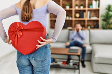 Genç bir kadın sevgilisine sevgililer günü hediyesiyle sürpriz yapıyor..