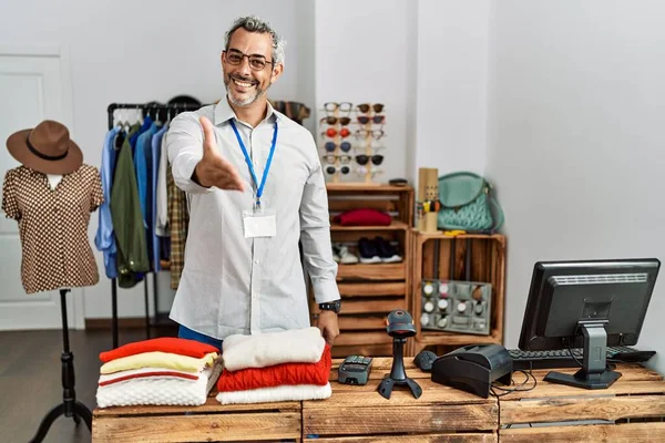 Ein Hispanischer Mann Mittleren Alters Der Als Manager Einer Boutique — Stockfoto