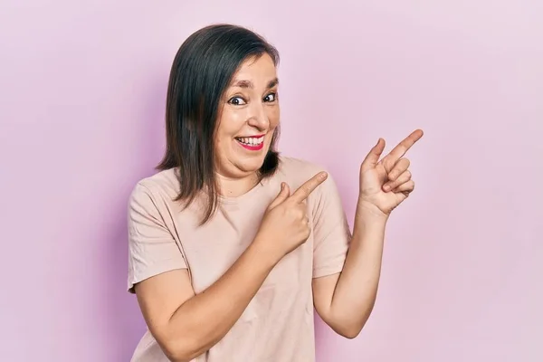 Hispanische Frau Mittleren Alters Lässiger Kleidung Lächelt Und Blickt Die — Stockfoto