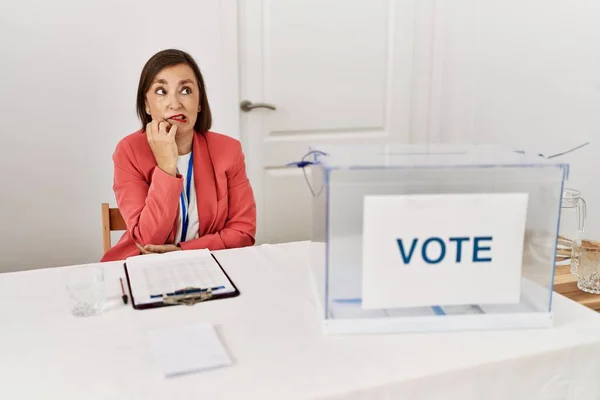 Vacker Medelålders Latinamerikansk Kvinna Vid Politiska Val Sitter Med Röstsedel — Stockfoto