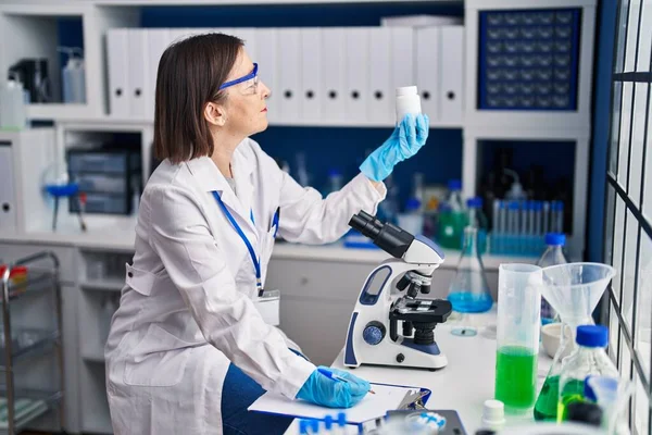 Mulher Meia Idade Cientista Segurando Pílulas Laboratório — Fotografia de Stock