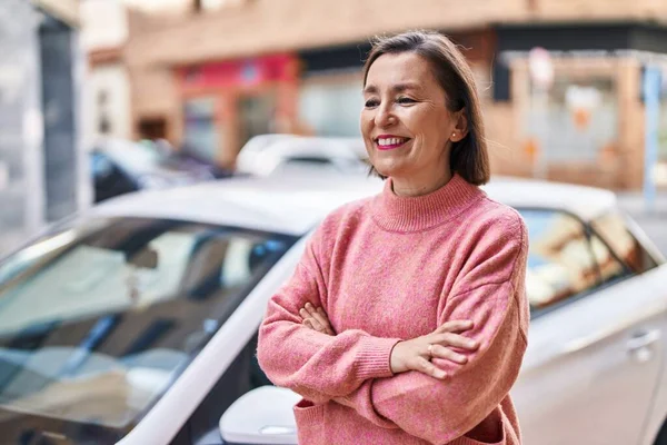 Mulher Meia Idade Sorrindo Confiante Com Braços Cruzados Gesto Rua — Fotografia de Stock