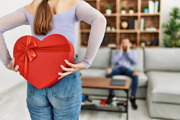 Genç bir kadın sevgilisine sevgililer günü hediyesiyle sürpriz yapıyor..