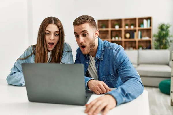 Evde Bilgisayar Kullanarak Çalışan Beyaz Bir Çift Şaşırmak Için Ağzı — Stok fotoğraf