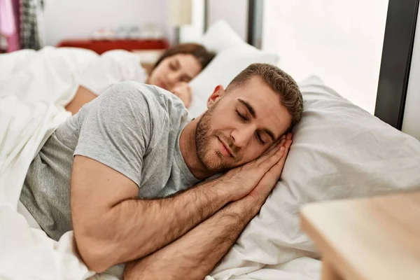 Jung Kaukasisch Pärchen Schlafen Auf Bett Bei Zuhause — Stockfoto