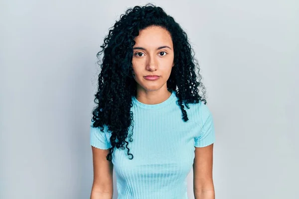 Mujer Hispana Joven Con Pelo Rizado Usando Casual Camiseta Azul — Foto de Stock
