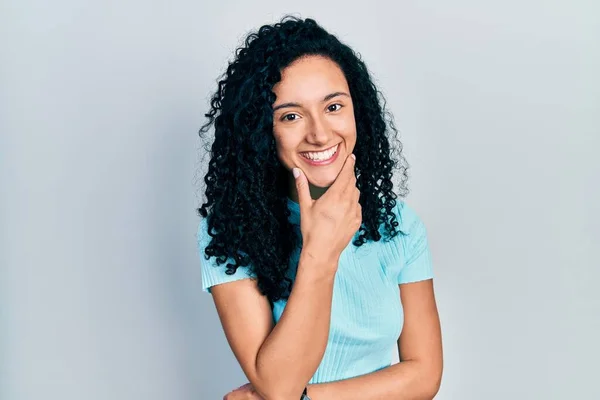 Mladá Hispánka Kudrnatými Vlasy Oblečená Neformální Modré Trička Sebevědomě Usmívající — Stock fotografie
