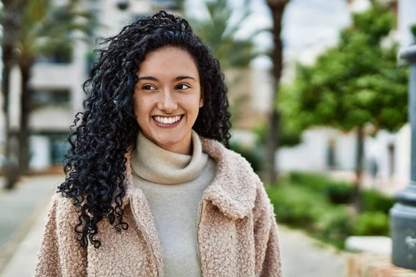 Young Hispanic Woman Smiling Confident Street — Stock Photo, Image