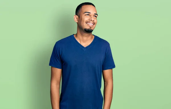 Jonge Afro Amerikaanse Man Draagt Casual Shirt Kijkt Weg Met — Stockfoto